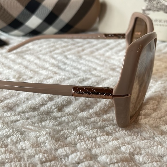 Burberry sunglasses in Beige - Picture 2 of 8
